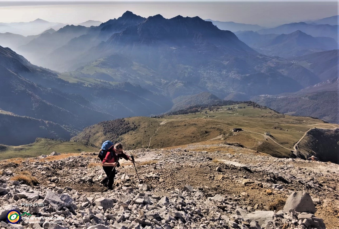 28 Il costone sud si fa meno erboso  e piu sassoso-roccioso.jpg